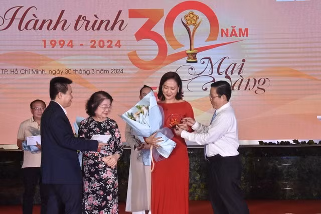 Diễn viên Hồng Ánh được trao tặng kỷ niệm chương và hoa.
