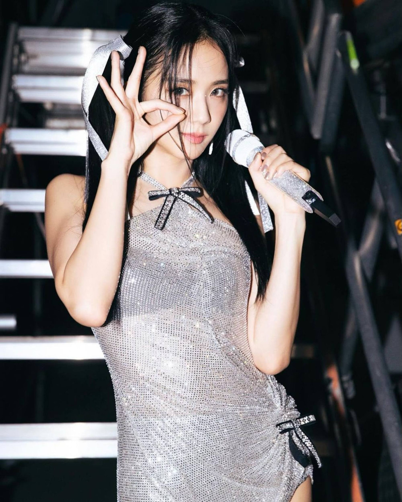 Để thay đổi, Jisoo đã mặc đồ Giuseppe di Morabito cho buổi diễn ở New York, Mỹ.