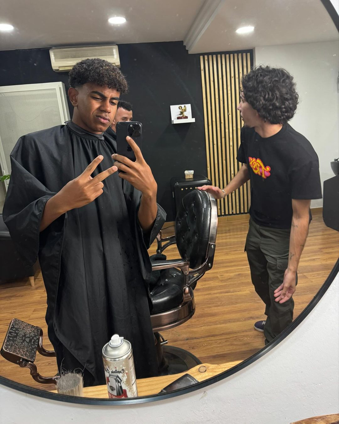 Lamine Yamal thích âm nhạc của Morad, Beny, Myke Towers… Đôi khi ở cùng với bố, cậu sẽ nghe Eminem, 50 Cent. Nếu không trở thành cầu thủ bóng đá chuyên nghiệp, thần đồng bóng đá gen Z thích đi theo con đường làm streamer. Lamine Yamal thích âm nhạc của Morad, Beny, Myke Towers… Đôi khi ở cùng với bố, cậu sẽ nghe Eminem, 50 Cent. Nếu không trở thành cầu thủ bóng đá chuyên nghiệp, thần đồng bóng đá gen Z thích đi theo con đường làm streamer.