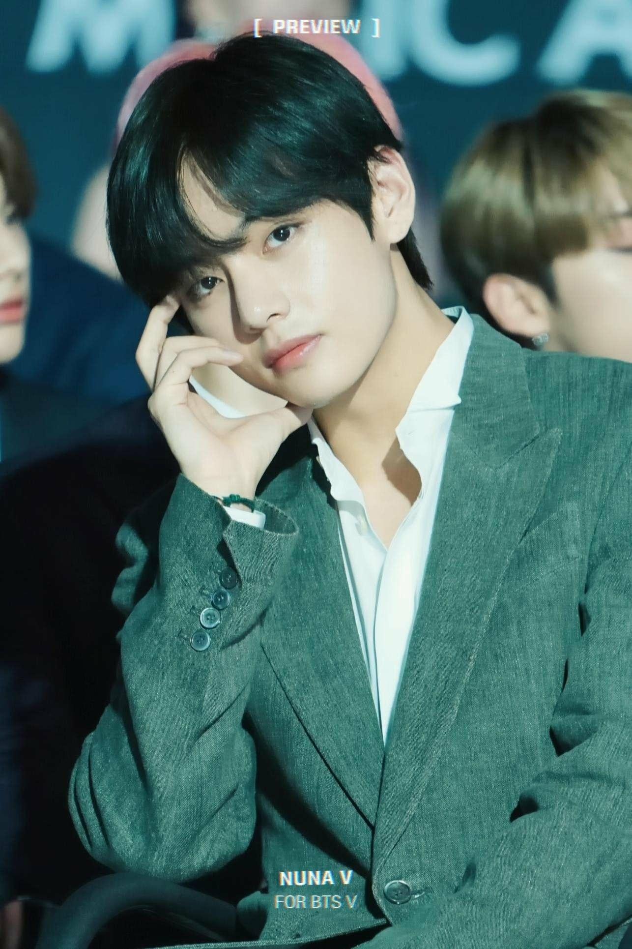 Ngôi sao sinh năm 1995 tên thật là Kim Tae Hyung, sinh tại Daegu, Hàn Quốc. Trước thời điểm ra mắt, anh cân nhắc nhiều nghệ danh như Lex và Six. Tuy nhiên, cuối cùng nam ca sĩ đã chọn V, mang ý nghĩa chiến thắng.