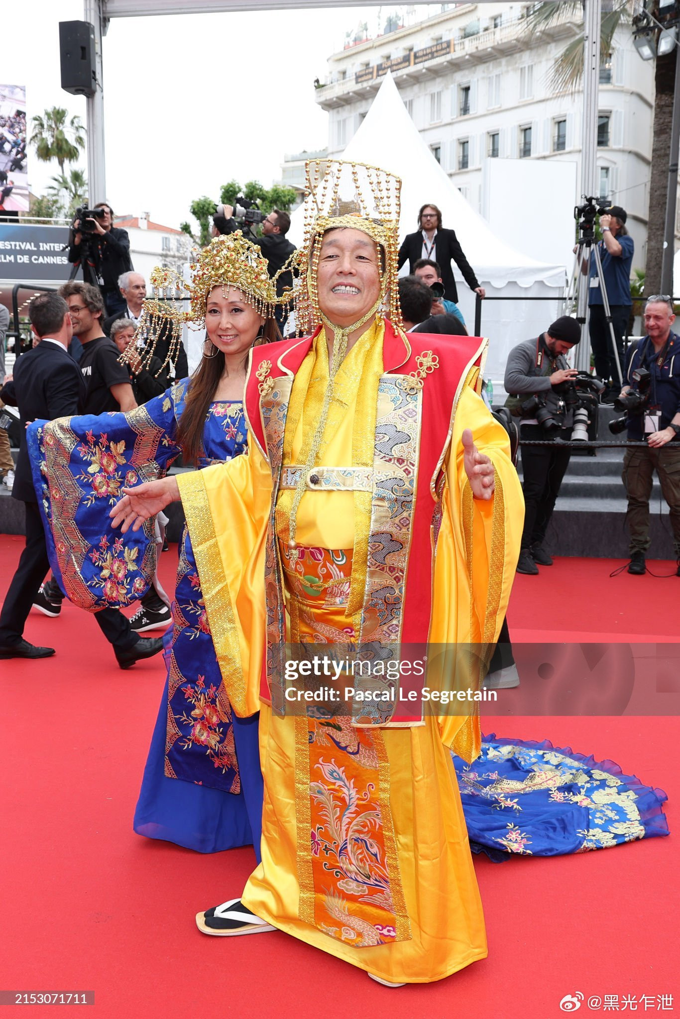 Nhóm người bị chê làm lố trên thảm đỏ Cannes lần thứ 77, tất cả đều bị nhiếp ảnh gia ngó lơ. Ảnh: Getty.