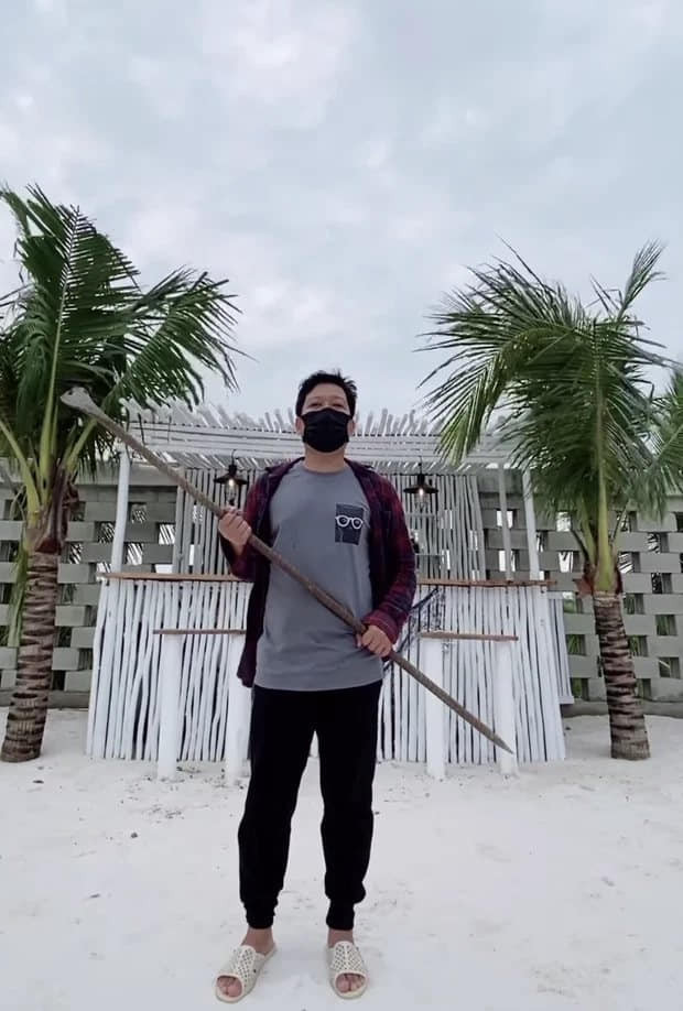 Thúy Ngân, Jack, Trường Giang (từ trái sang). Những bức hình của Jack và Thúy Ngân đăng tải cùng thời gian, được cho là chụp tại biệt thự nhà MC Trường Giang.