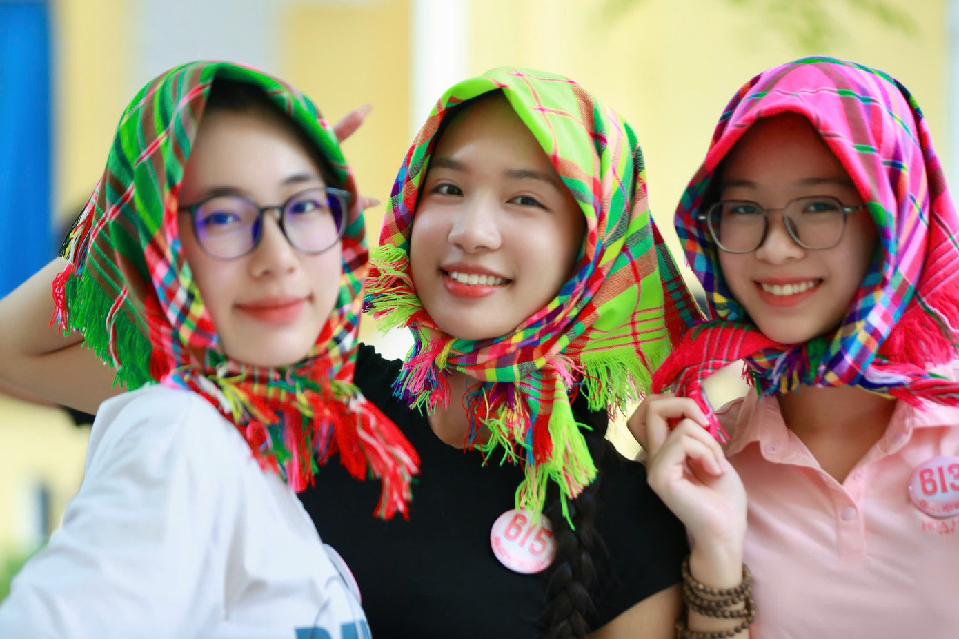 Thí sinh Hà Thị Giang Thanh (áo đen), SBD: 615, thích thú với món quà của Mai Phương. Cô đội khăn suốt quá trình luyện tập, chuẩn bị cho sân khấu chung kết Hoa hậu Việt Nam 2024. "Lần đầu tôi được tặng món quà ý nghĩa và độc đáo như vậy nên đã sử dụng thường xuyên, nhất là khi tập luyện", Giang Thanh chia sẻ. Thí sinh Hà Thị Giang Thanh (áo đen), SBD: 615, thích thú với món quà của Mai Phương. Cô đội khăn suốt quá trình luyện tập, chuẩn bị cho sân khấu chung kết Hoa hậu Việt Nam 2024. "Lần đầu tôi được tặng món quà ý nghĩa và độc đáo như vậy nên đã sử dụng thường xuyên, nhất là khi tập luyện", Giang Thanh chia sẻ.