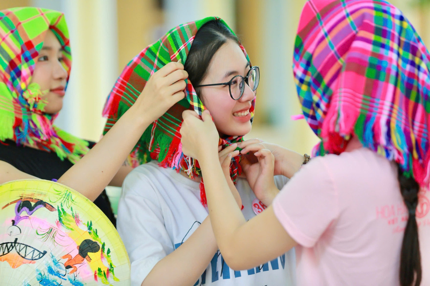 Giang Thanh và Khánh Linh giúp Phương Chi đội khăn trùm đầu. Đây là phong cách "bà thím" được nhiều bạn trẻ diện gần đây, phỏng theo gu thời trang độc đáo của G-Dragon. Giang Thanh và Khánh Linh giúp Phương Chi đội khăn trùm đầu. Đây là phong cách "bà thím" được nhiều bạn trẻ diện gần đây, phỏng theo gu thời trang độc đáo của G-Dragon.