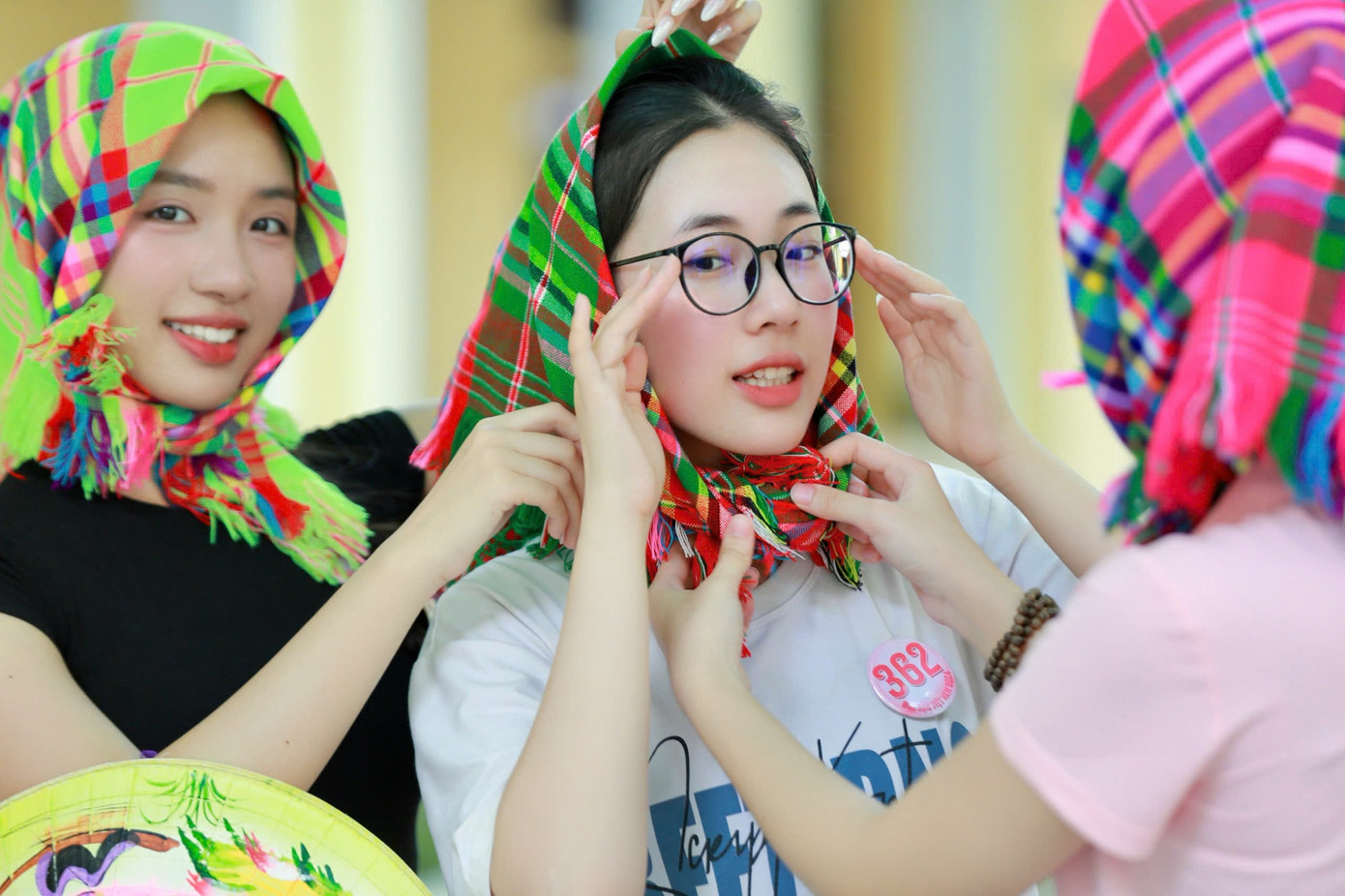 Trong giờ luyện tập cho màn đồng diễn chung kết Hoa hậu Việt Nam 2024, các thí sinh Giang Thanh, Phương Chi, Khánh Linh (từ trái sang) đeo khăn thổ cẩm nhiều màu sắc trùm đầu. Đây là món phụ kiện thường xuyên được nhóm thí sinh này sử dụng những ngày qua. Trong giờ luyện tập cho màn đồng diễn chung kết Hoa hậu Việt Nam 2024, các thí sinh Giang Thanh, Phương Chi, Khánh Linh (từ trái sang) đeo khăn thổ cẩm nhiều màu sắc trùm đầu. Đây là món phụ kiện thường xuyên được nhóm thí sinh này sử dụng những ngày qua.