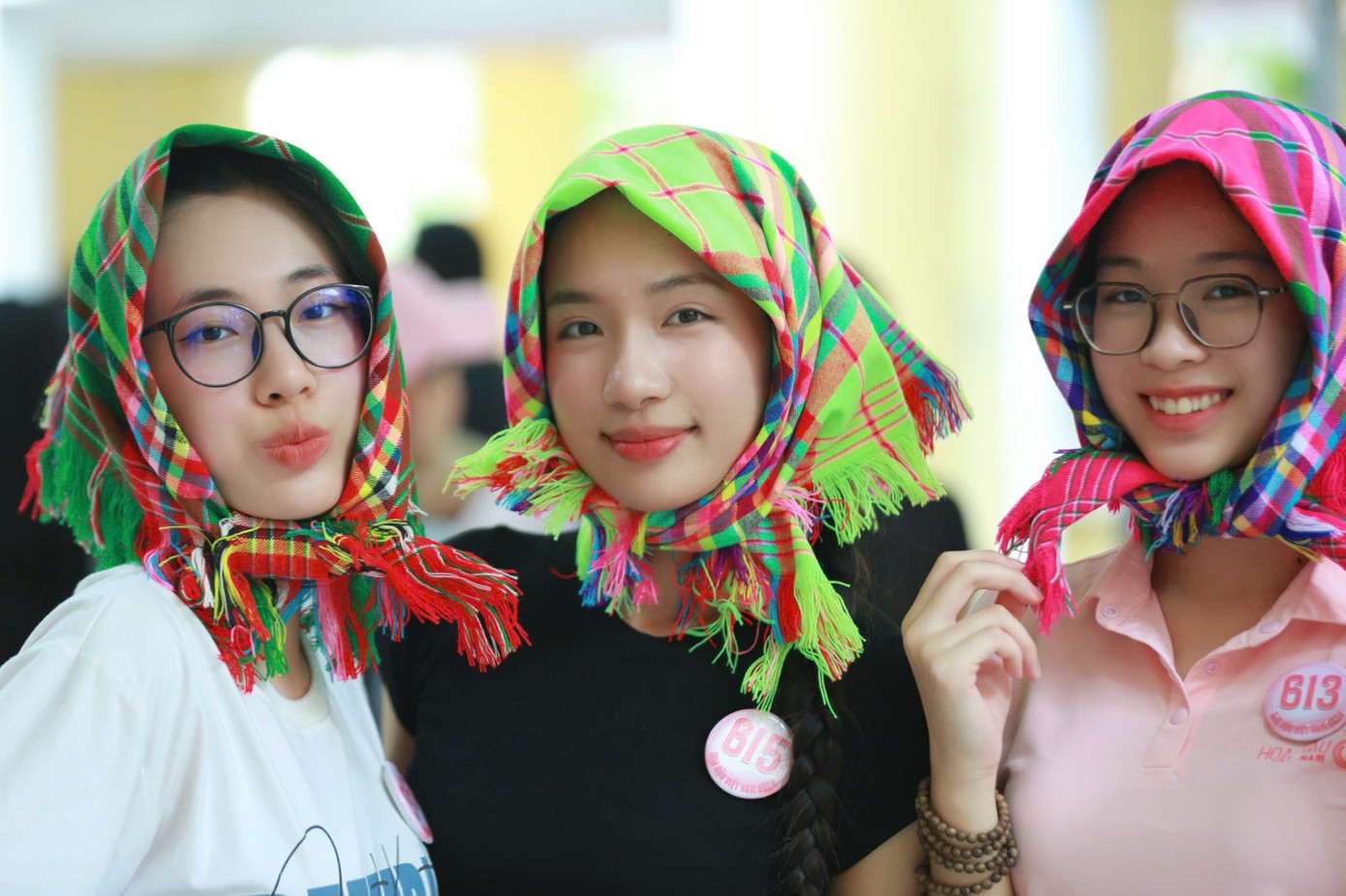 Thí sinh Nguyễn Mai Phương (SBD 131) đã đặt mua 24 chiếc khăn thổ cẩm tặng các thí sinh Hoa hậu Việt Nam 2024. Cô chia sẻ ở quê hương Yên Bái, người dân thường sử dụng loại khăn này để che nắng, làm đẹp, buộc vắt ra sau đầu - một cách đội đặc trưng đã trở thành bản sắc của vùng cao. Từ đó, người miền xuôi cũng dần sáng tạo nhiều cách sử dụng khác nhau, biến khăn thổ cẩm thành món phụ kiện vừa truyền thống vừa thời trang. Thí sinh Nguyễn Mai Phương (SBD 131) đã đặt mua 24 chiếc khăn thổ cẩm tặng các thí sinh Hoa hậu Việt Nam 2024. Cô chia sẻ ở quê hương Yên Bái, người dân thường sử dụng loại khăn này để che nắng, làm đẹp, buộc vắt ra sau đầu - một cách đội đặc trưng đã trở thành bản sắc của vùng cao. Từ đó, người miền xuôi cũng dần sáng tạo nhiều cách sử dụng khác nhau, biến khăn thổ cẩm thành món phụ kiện vừa truyền thống vừa thời trang.