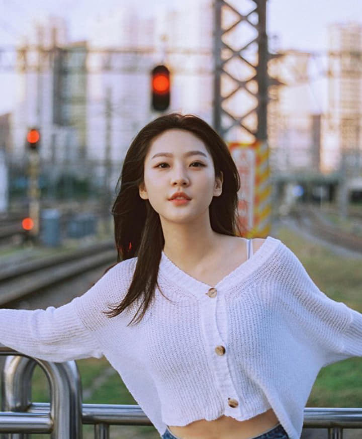 Gia đình Kim Sae Ron liên tục công khai những tin nhắn riêng tư của con gái đã mất, buộc tội Kim Soo Hyun. Gia đình Kim Sae Ron liên tục công khai những tin nhắn riêng tư của con gái đã mất, buộc tội Kim Soo Hyun.