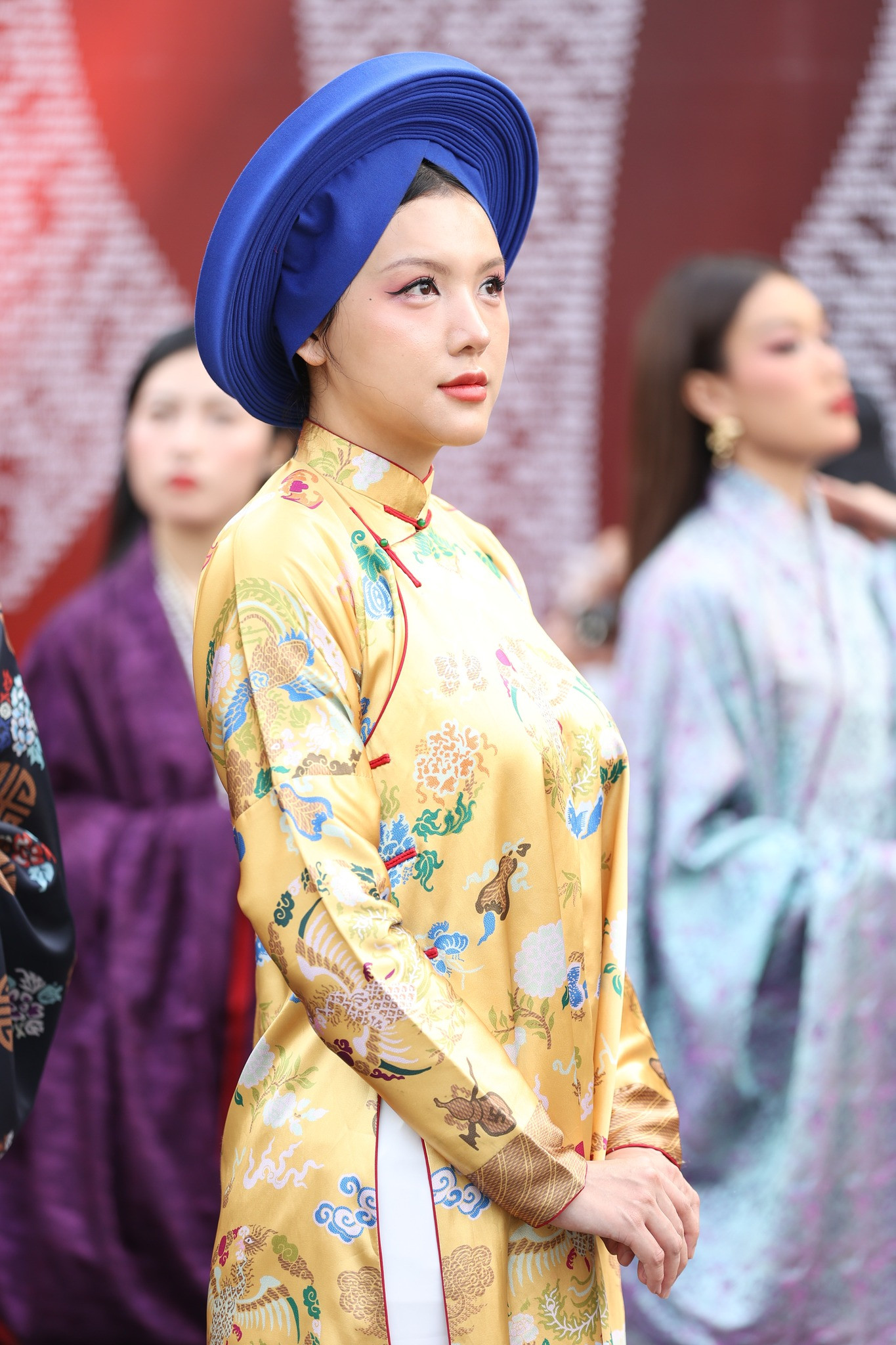 Các bạn trẻ đầu tư trang phục, make up lộng lẫy cho các hoạt động trước thềm concert.