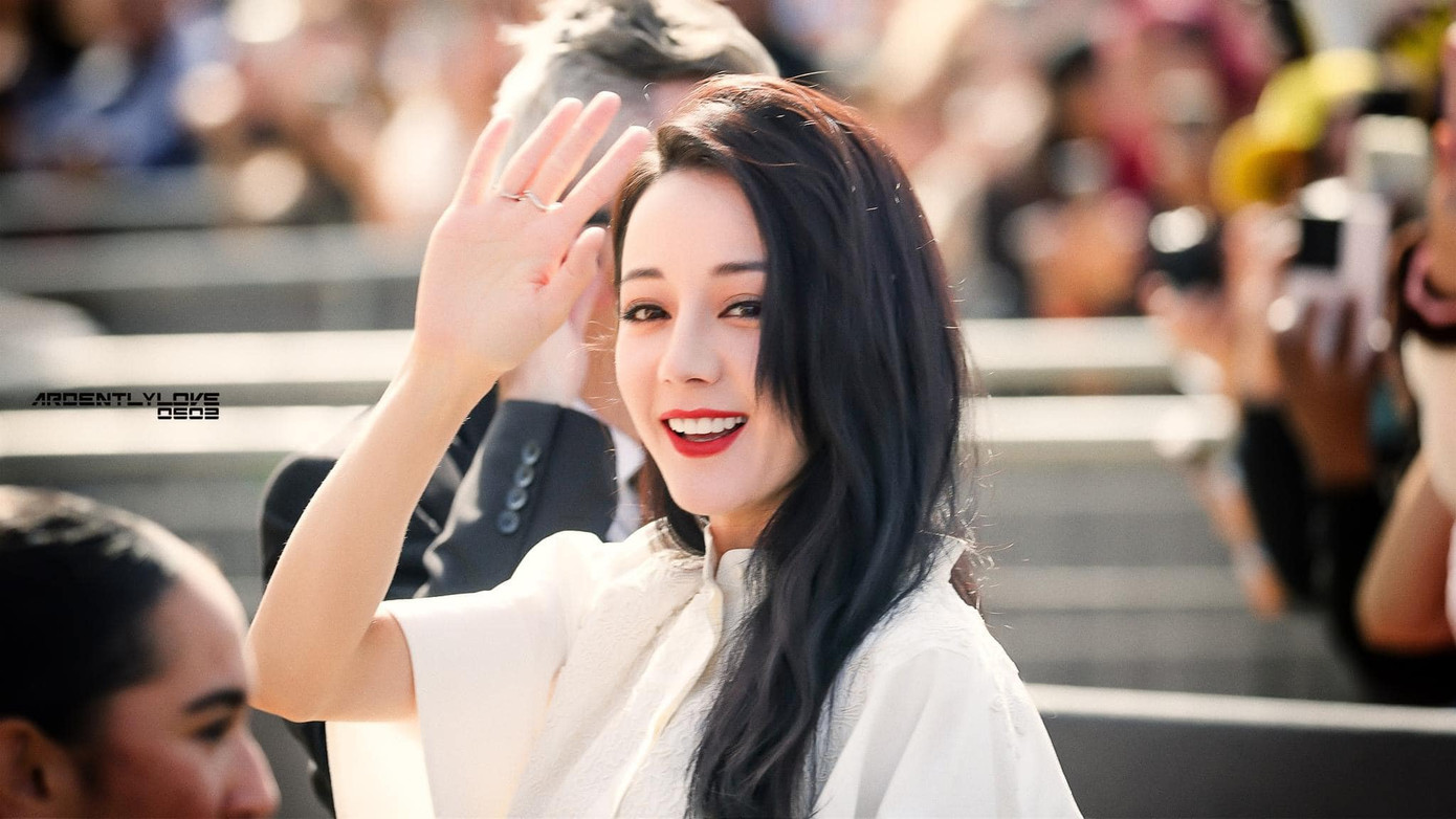 Thu hút sự quan tâm lớn không kém là mỹ nhân Tân Cương Địch Lệ Nhiệt Ba – đại sứ Dior khu vực Trung Quốc. Nữ diễn viên dễ dàng lôi kéo mọi ánh nhìn nhờ set đồ trắng thanh lịch và nhan sắc nổi bật