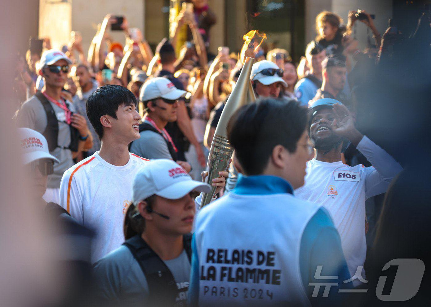 Anh cả BTS đại diện Hàn Quốc rước đuốc tại Thế vận hội Paris 2024. Ảnh: Twitter. Anh cả BTS đại diện Hàn Quốc rước đuốc tại Thế vận hội Paris 2024. Ảnh: Twitter.