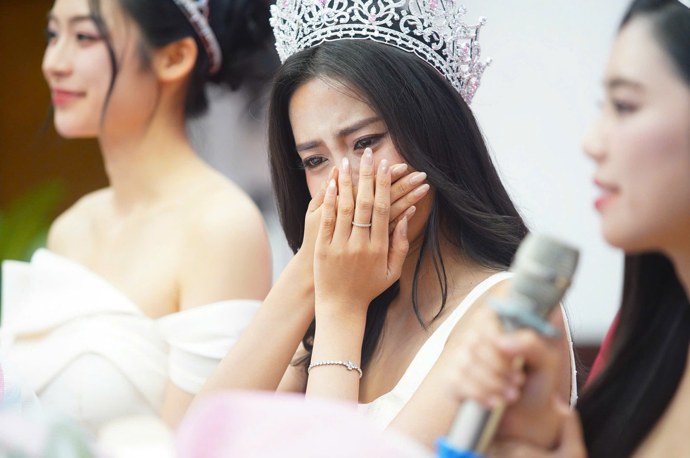 Hoa hậu Hà Trúc Linh xúc động bật khóc khi chia sẻ cảm xúc trong buổi giao lưu tại báo Tiền Phong. Hoa hậu Hà Trúc Linh xúc động bật khóc khi chia sẻ cảm xúc trong buổi giao lưu tại báo Tiền Phong.