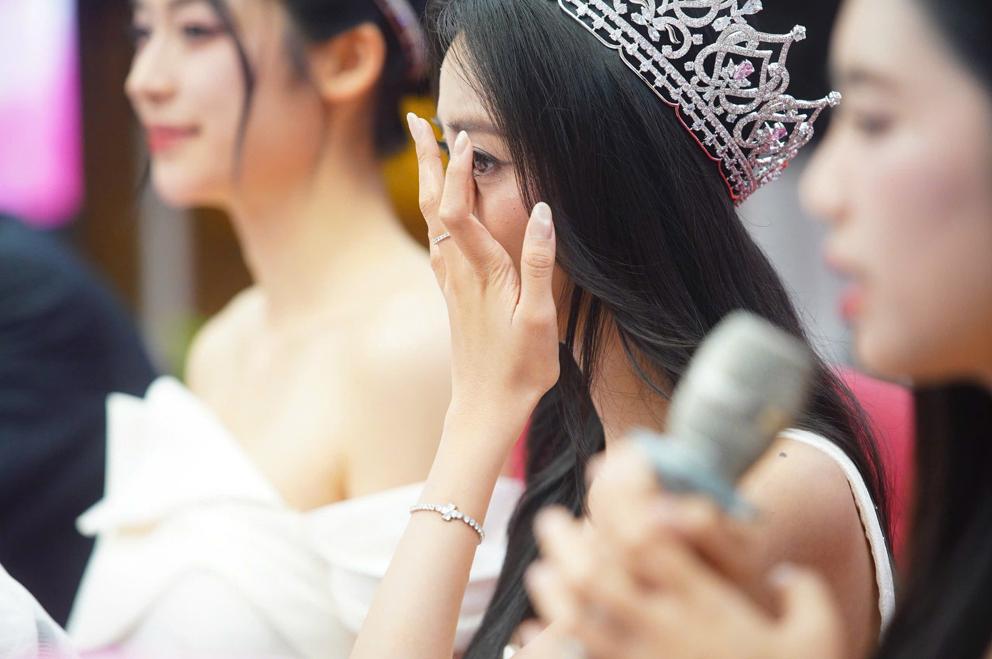 Hoa hậu Hà Trúc Linh xúc động bật khóc khi chia sẻ cảm xúc trong buổi giao lưu tại báo Tiền Phong. Hoa hậu Hà Trúc Linh xúc động bật khóc khi chia sẻ cảm xúc trong buổi giao lưu tại báo Tiền Phong.