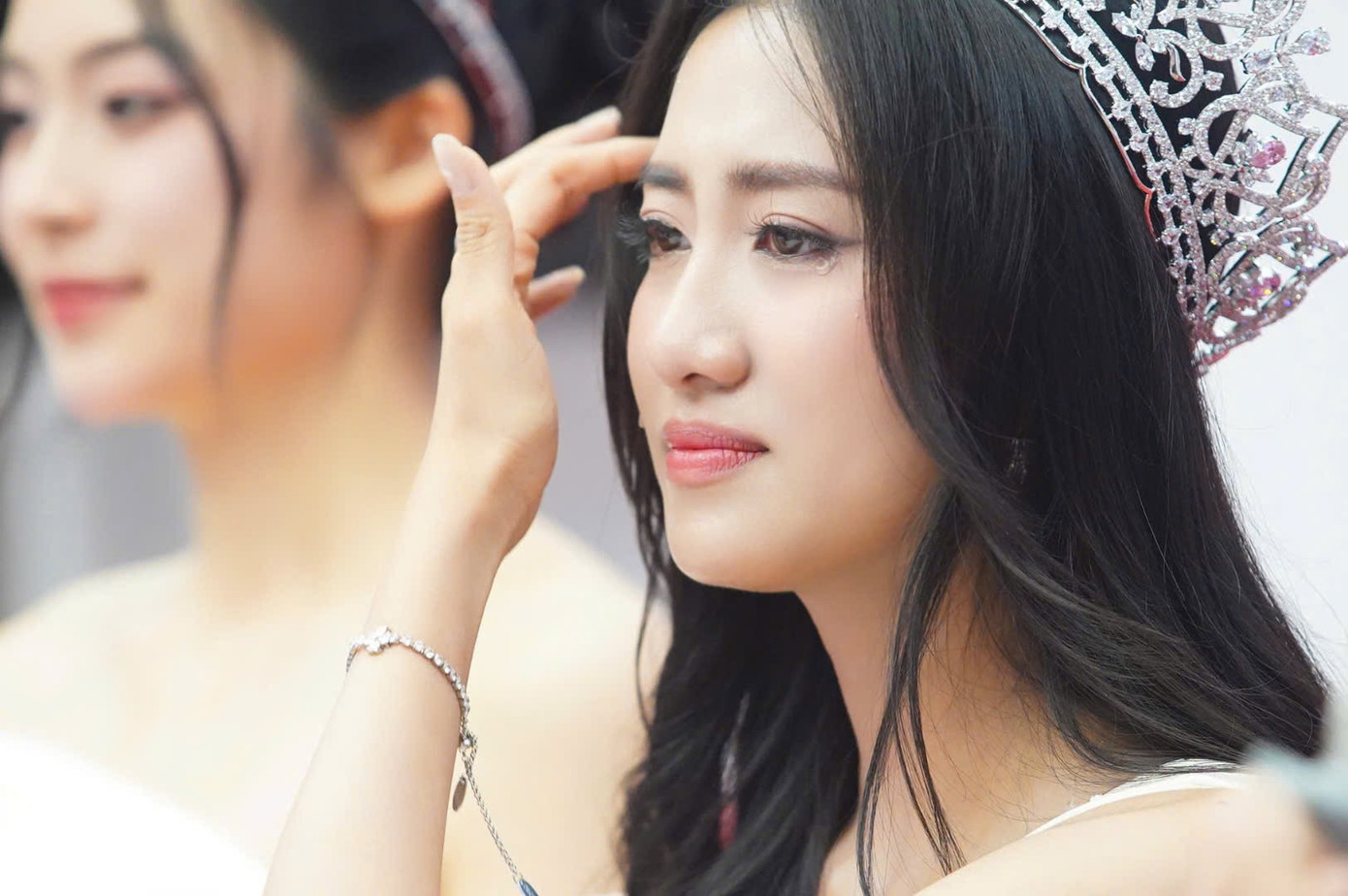 Hoa hậu Hà Trúc Linh xúc động bật khóc khi chia sẻ cảm xúc trong buổi giao lưu tại báo Tiền Phong. Hoa hậu Hà Trúc Linh xúc động bật khóc khi chia sẻ cảm xúc trong buổi giao lưu tại báo Tiền Phong.