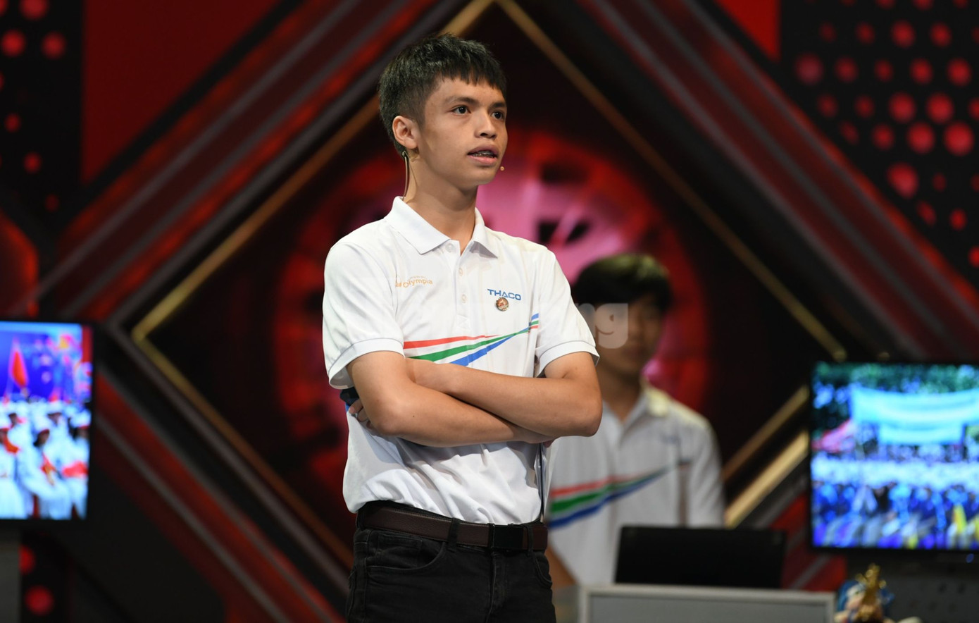 Minh Triết bày tỏ sự xúc động khi lần cuối đứng trên sân khấu Olympia và nhận được sự cổ vũ của thầy cô, bạn bè, gia đình. Nam sinh Huế chọn gói câu hỏi 3 câu 30 điểm vì đang có tổng điểm thấp nhất. Minh Triết nhanh chóng trả lời đúng câu đầu nhưng đáp án câu thứ hai không chính xác. Xuân Mạnh nhanh tay bấm chuông và giành 30 điểm, vươn lên dẫn đầu một cách gay cấn. Ảnh: Như Ý