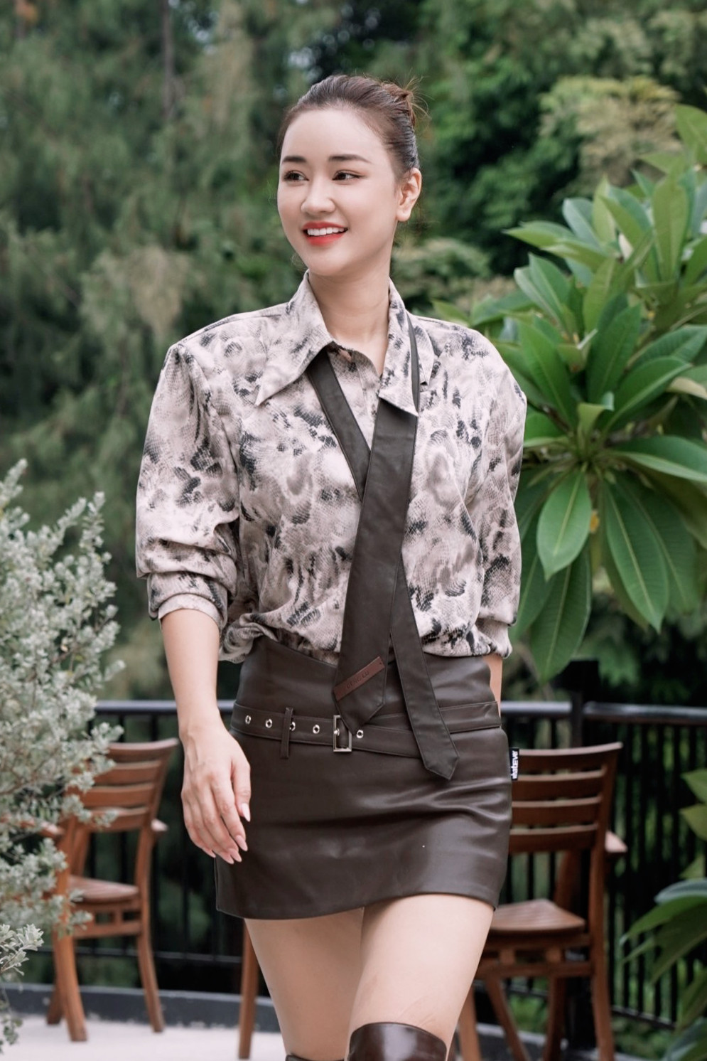 "Bạn bè tôi cũng nhận ra tôi bây giờ rất khác, không còn sôi nổi, hài hước nữa, cái gì cũng điềm tĩnh, nghiêm túc” - giọng ca 35 tuổi nói. Ảnh: Trọng Quân.