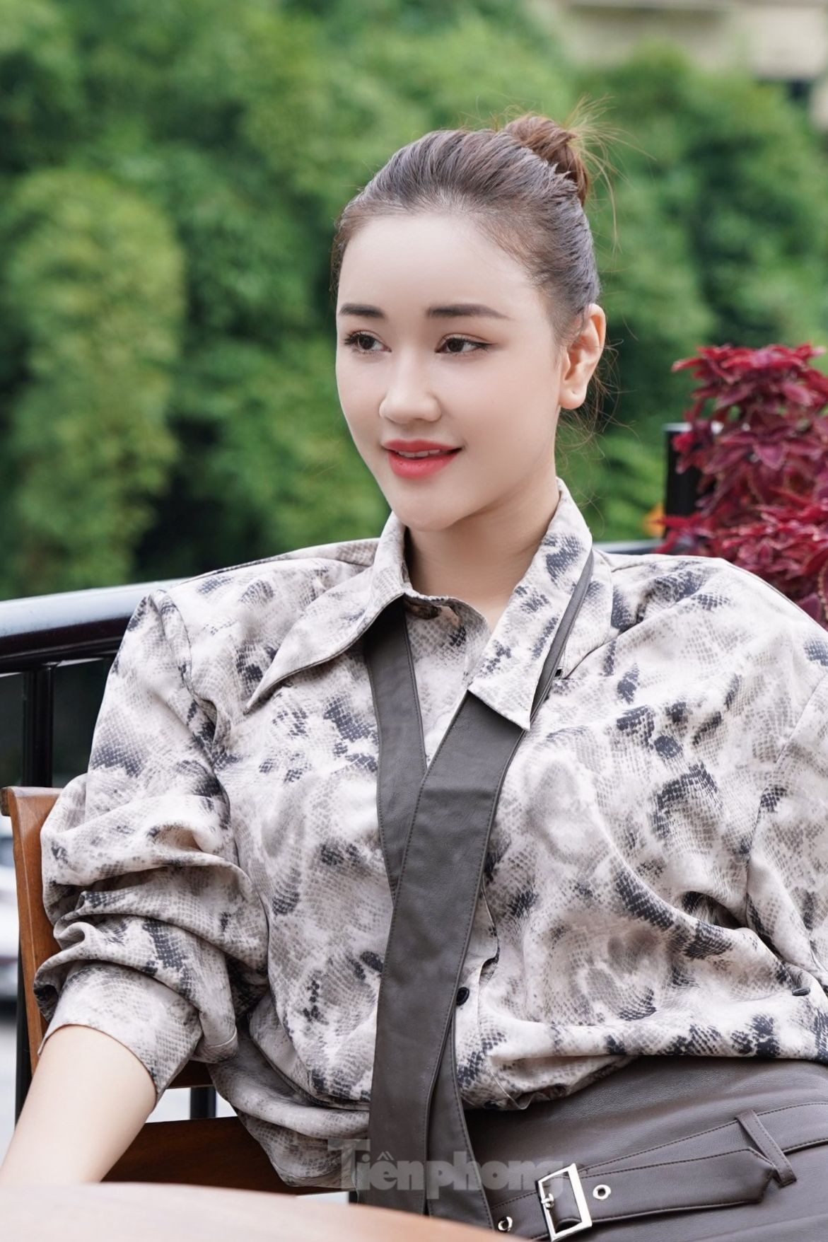 Quan điểm nuôi dạy con của cô là không giấu con bất cứ điều gì: “Điều gì là sự thật, hãy để nó sống đúng với sự thật. Tôi muốn con là người hiểu chuyện. Khi bé hiểu được, lớn lên sẽ tinh khôn hơn nhiều. Tôi luôn chia sẻ hết với con về câu chuyện quá khứ, ngay từ việc sinh con ra sao…”. Ảnh: Trọng Quân.