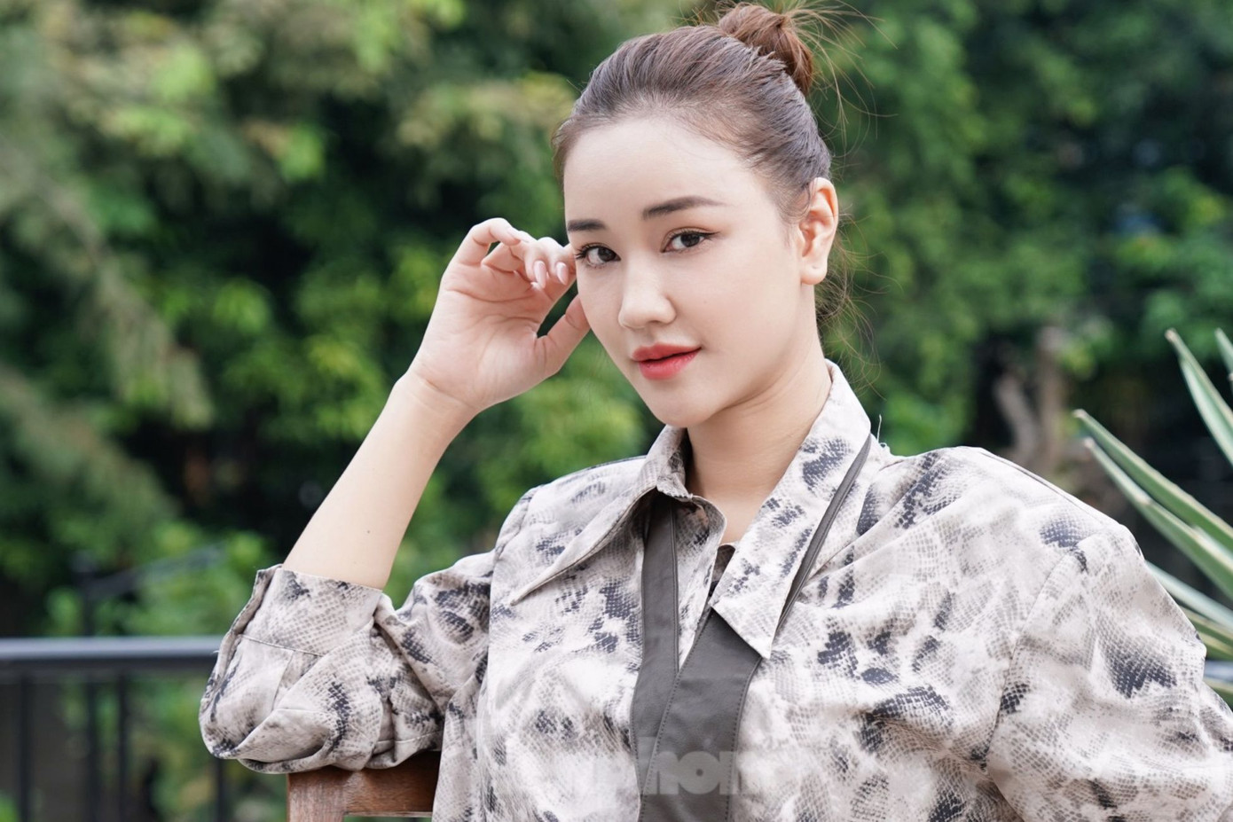 Là người có giọng hát được đánh giá tốt nhưng Maya được khán giả biết đến nhiều hơn ở vai trò diễn viên. Cô cho hay: “Hơi buồn một chút vì tôi đi hát trước khi đóng phim. Nhưng sự yêu thích giữa ca hát và đóng phim tôi đều yêu thích từ bé. Tôi vẫn thấy mình cống hiến được với khán giả qua những bộ phim và nhiều người yêu mến tôi qua những bài hát tôi thể hiện”. Ảnh: Trọng Quân.