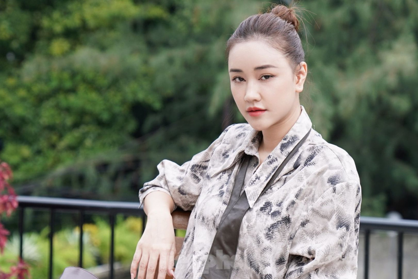 Là người có giọng hát được đánh giá tốt nhưng Maya được khán giả biết đến nhiều hơn ở vai trò diễn viên. Cô cho hay: “Hơi buồn một chút vì tôi đi hát trước khi đóng phim. Nhưng sự yêu thích giữa ca hát và đóng phim tôi đều yêu thích từ bé. Tôi vẫn thấy mình cống hiến được với khán giả qua những bộ phim và nhiều người yêu mến tôi qua những bài hát tôi thể hiện”. Ảnh: Trọng Quân.