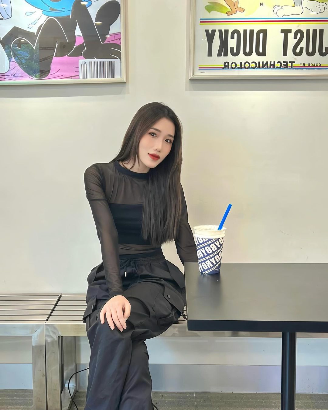 Phong cách đời thường của nữ diễn viên trẻ toát lên vẻ năng động.