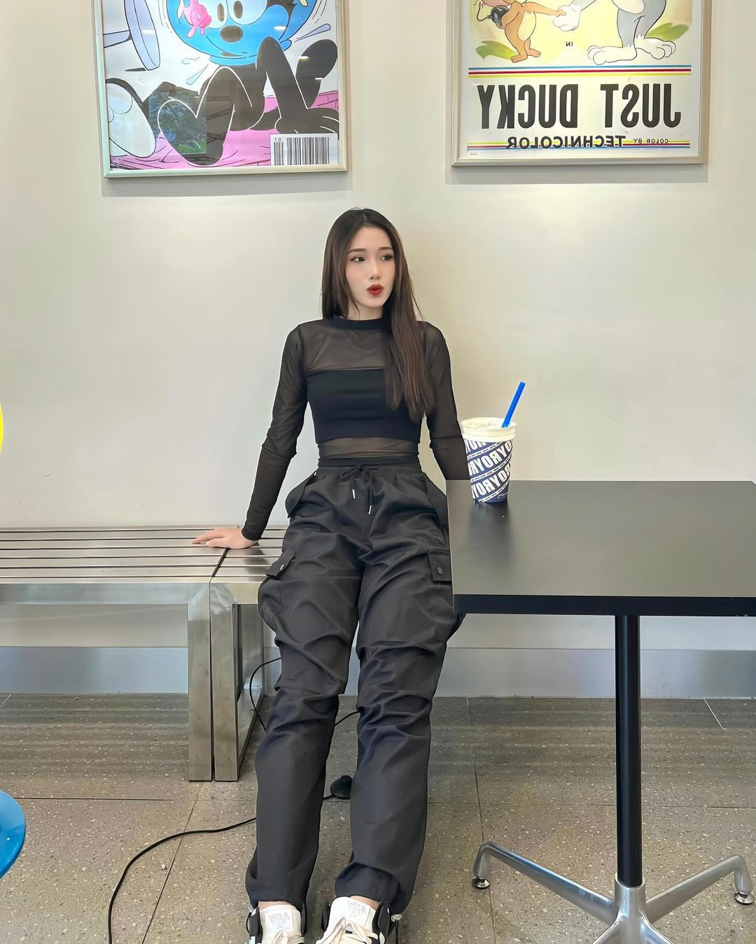 Phong cách đời thường của nữ diễn viên trẻ toát lên vẻ năng động.