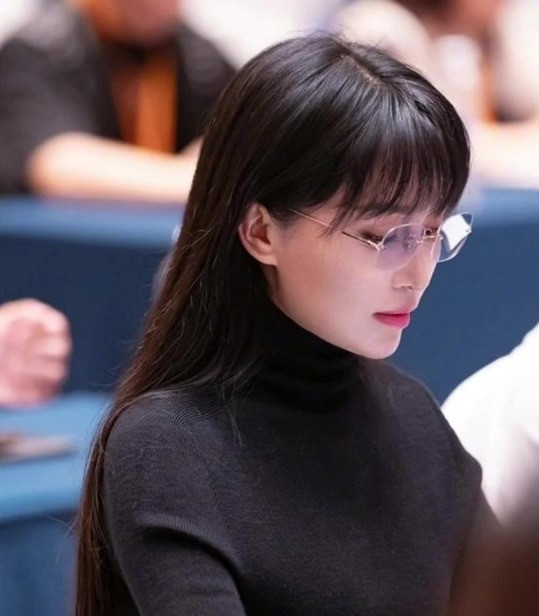 Lý Tử Thất xuất hiện tại sự kiện ở Chiết Giang trong bộ váy đen sau 3 năm dừng làm YouTube. Lý Tử Thất xuất hiện tại sự kiện ở Chiết Giang trong bộ váy đen sau 3 năm dừng làm YouTube.