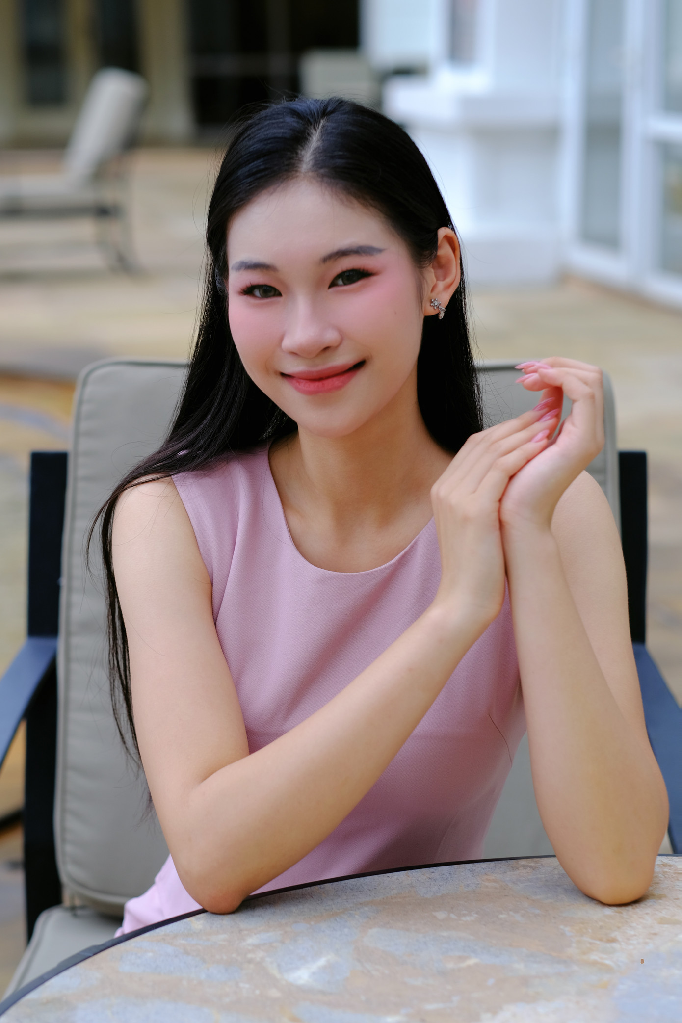 Hoàng Thị Hiền Nhi là thí sinh dân tộc thiểu số duy nhất góp mặt trong vòng chung kết. Cô cho biết một tháng qua đã nỗ lực chuẩn bị để góp mặt trong vòng chung kết Hoa hậu Việt Nam 2024 tại Huế. "Tôi không nhịn ăn quá nhiều để giảm cân và giữ cho tinh thần thoải mái, tập luyện thêm nhiều môn thể thao để rèn vóc dáng", Hiền Nhi nói. Người đẹp cho biết mục tiêu của cô là được góp mặt trong top 5 Hoa hậu Việt Nam 2024.