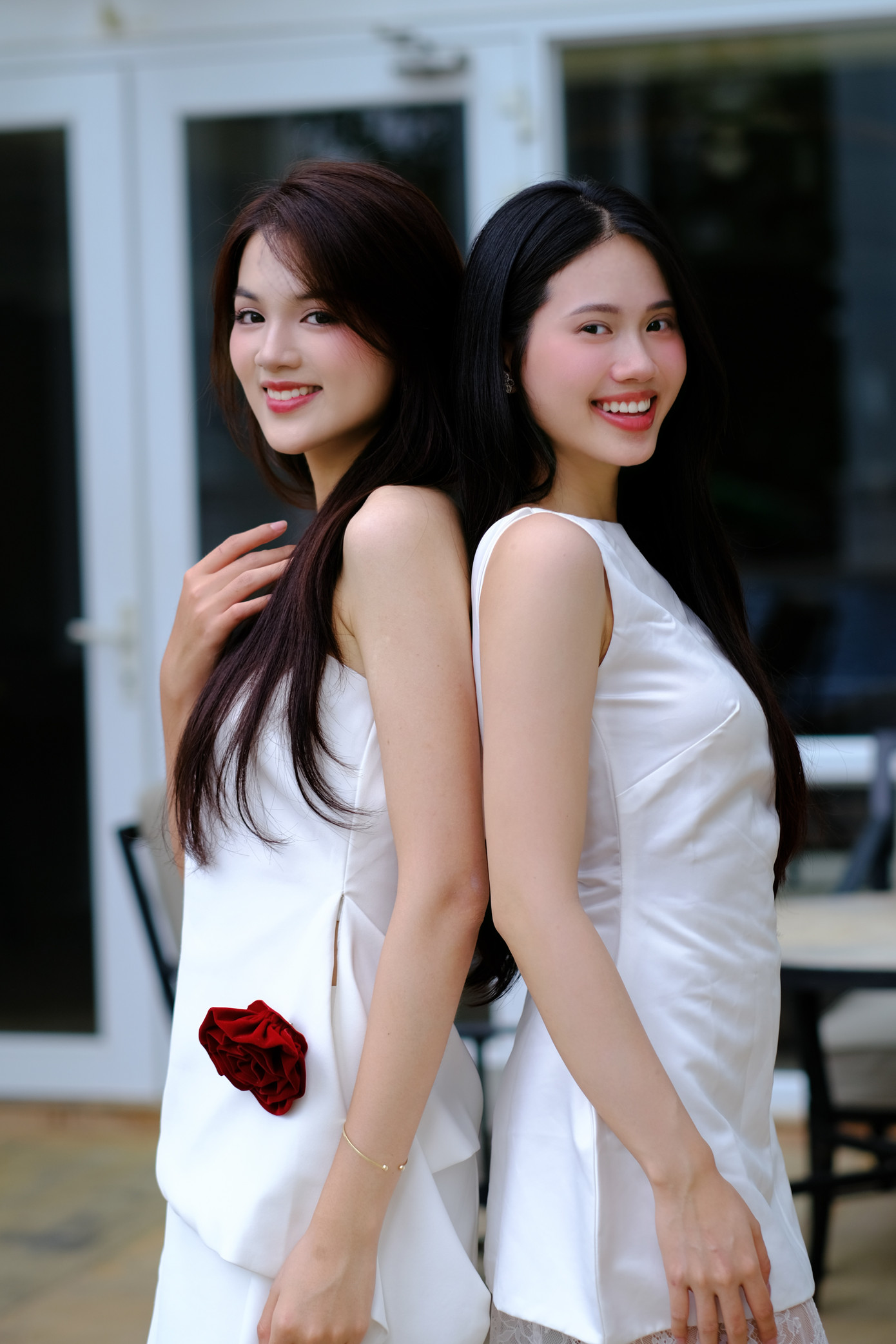 Chiều 4/6, nhóm thí sinh đầu tiên có mặt ở TP Huế để tham gia những hoạt động thuộc khuôn khổ vòng chung kết cuộc thi Hoa hậu Việt Nam 2024. Hai thí sinh Đoàn Thị Diệu Huyền và Trần Minh Thu vui mừng khi hội ngộ ở TP Huế. Cả hai diện váy trắng nền nã, khoe mái tóc thẳng.