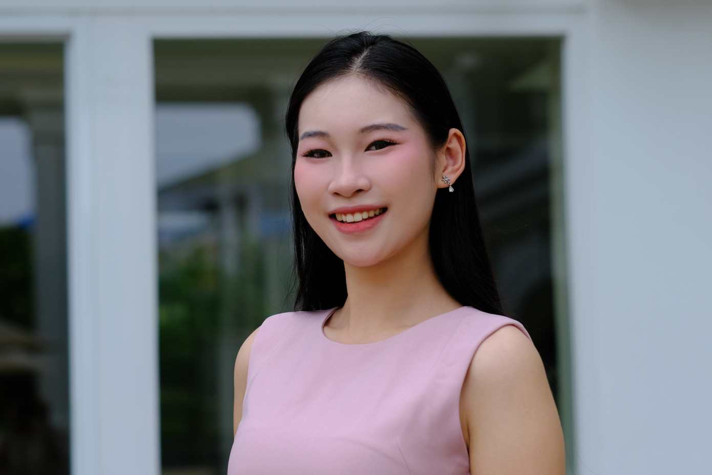 Hoàng Thị Hiền Nhi là thí sinh dân tộc thiểu số duy nhất góp mặt trong vòng chung kết. Cô cho biết một tháng qua đã nỗ lực chuẩn bị để góp mặt trong vòng chung kết Hoa hậu Việt Nam 2024 tại Huế. "Tôi không nhịn ăn quá nhiều để giảm cân và giữ cho tinh thần thoải mái, tập luyện thêm nhiều môn thể thao để rèn vóc dáng", Hiền Nhi nói. Người đẹp cho biết mục tiêu của cô là được góp mặt trong top 5 Hoa hậu Việt Nam 2024.