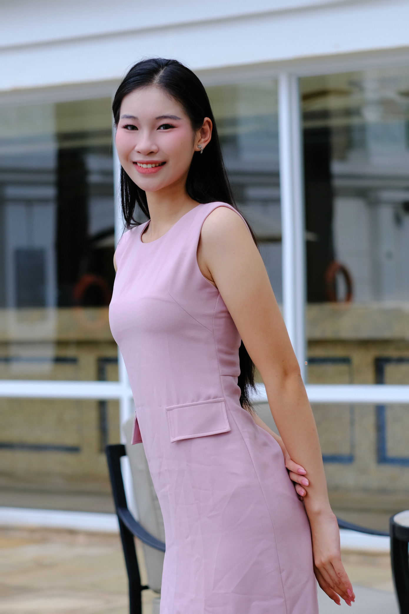 Hoàng Thị Hiền Nhi là thí sinh dân tộc thiểu số duy nhất góp mặt trong vòng chung kết. Cô cho biết một tháng qua đã nỗ lực chuẩn bị để góp mặt trong vòng chung kết Hoa hậu Việt Nam 2024 tại Huế. "Tôi không nhịn ăn quá nhiều để giảm cân và giữ cho tinh thần thoải mái, tập luyện thêm nhiều môn thể thao để rèn vóc dáng", Hiền Nhi nói. Người đẹp cho biết mục tiêu của cô là được góp mặt trong top 5 Hoa hậu Việt Nam 2024.