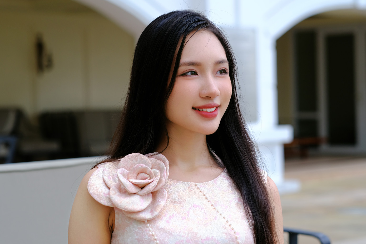 Thí sinh Hà Thị Giang Thanh khoe vẻ nền nã trong bộ váy màu hồng pastel. Cô cho biết đây là lần thứ hai quay lại TP Huế. "Nhờ có cuộc thi Hoa hậu Việt Nam, tôi đã có cơ hội trải nghiệm TP Huế mộng mơ cùng các bạn thí sinh. Tôi đã được hai bạn thí sinh người Huế dẫn đi trải nghiệm nhiều món ăn, danh lam thắng cảnh độc đáo ở Huế. Tôi nhớ nhất là khi được vào Đại Nội Huế và trực tiếp nghe Nhã nhạc cung đình Huế - một trong những di sản văn hóa phi vật thể của nhân loại", cô chia sẻ.