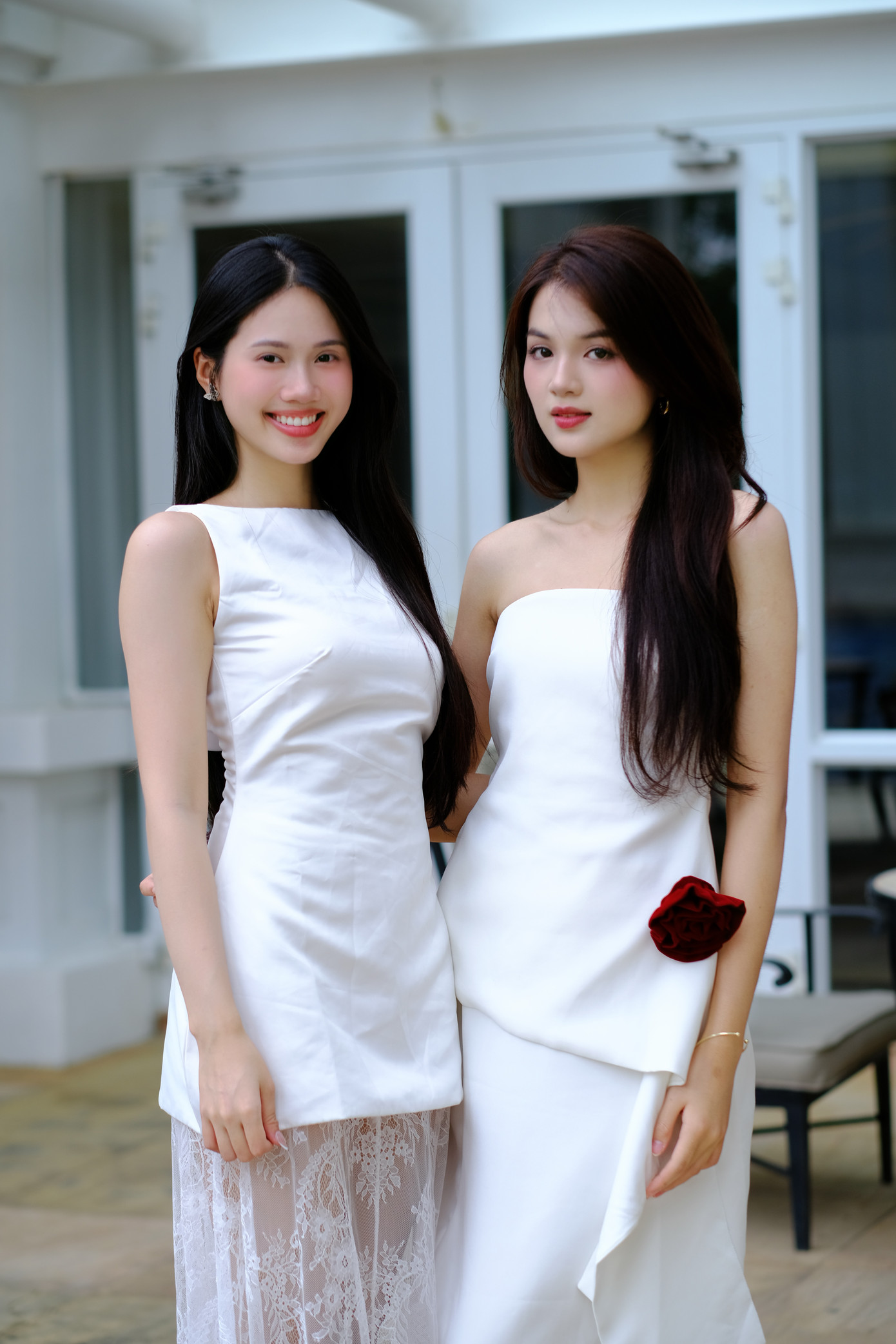 Chiều 4/6, nhóm thí sinh đầu tiên có mặt ở TP Huế để tham gia những hoạt động thuộc khuôn khổ vòng chung kết cuộc thi Hoa hậu Việt Nam 2024. Hai thí sinh Đoàn Thị Diệu Huyền và Trần Minh Thu vui mừng khi hội ngộ ở TP Huế. Cả hai diện váy trắng nền nã, khoe mái tóc thẳng.