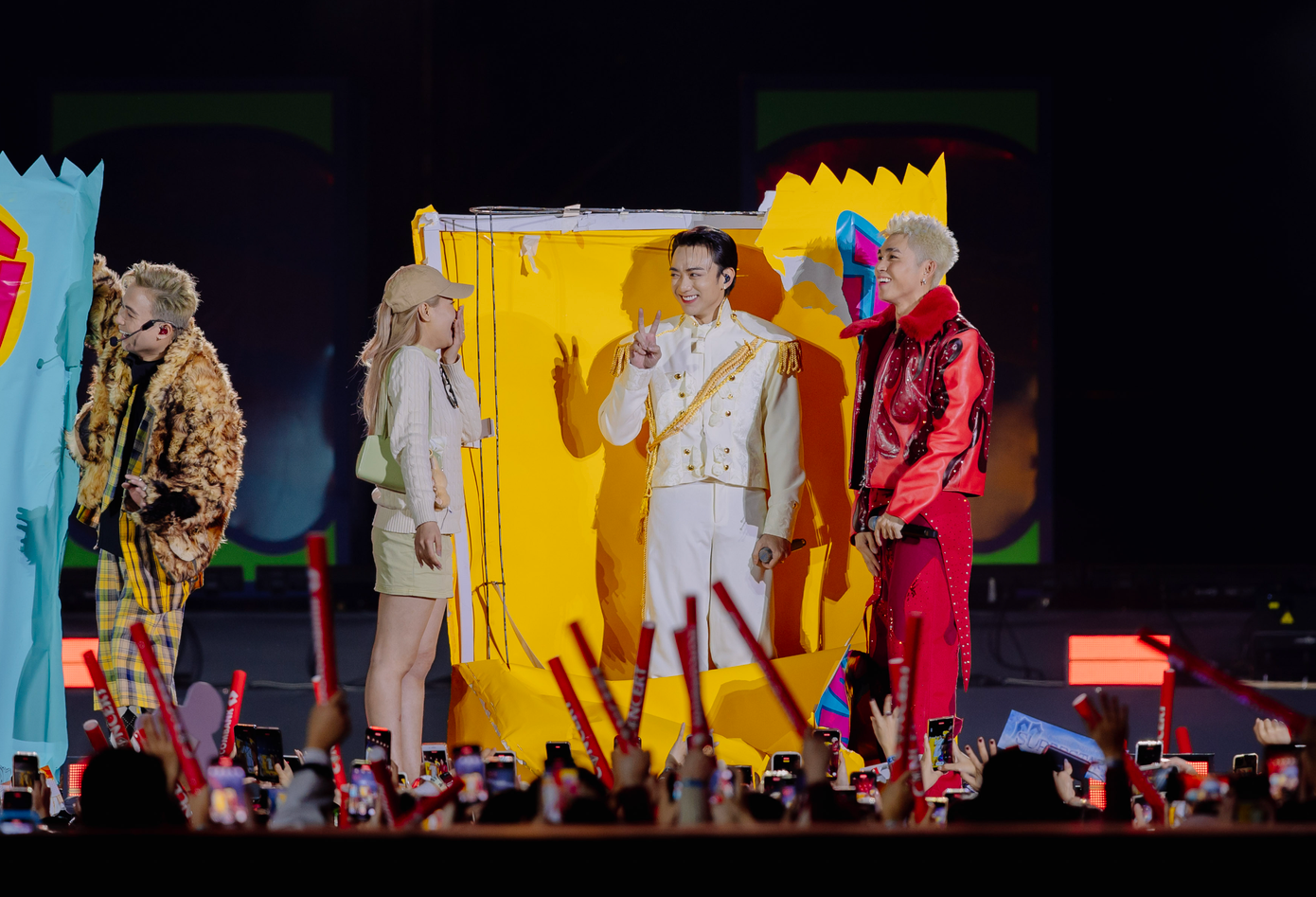 Màn chọn khán giả may mắn xé túi mù, bên trong túi là các anh tài.