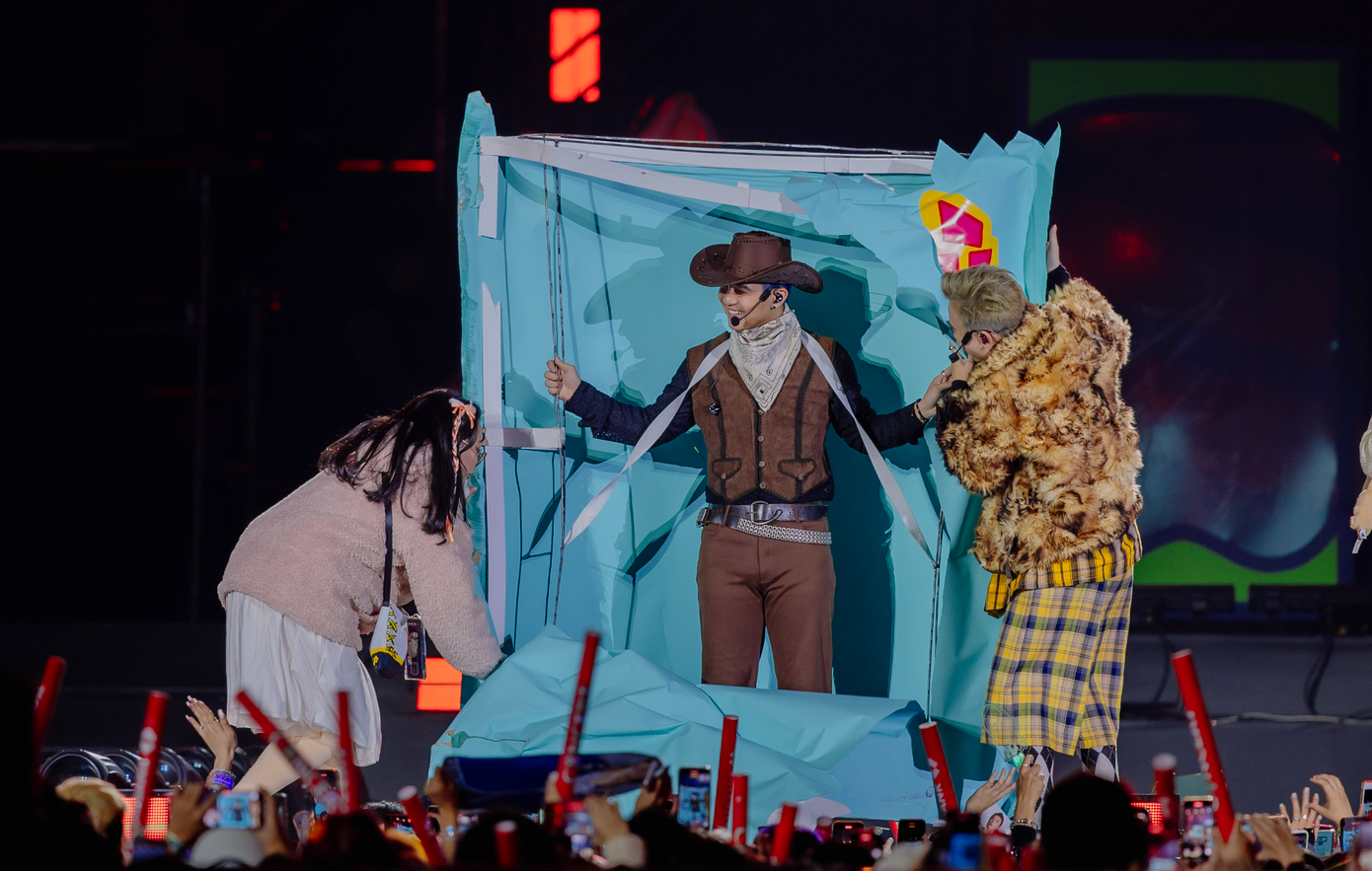 Màn chọn khán giả may mắn xé túi mù, bên trong túi là các anh tài.