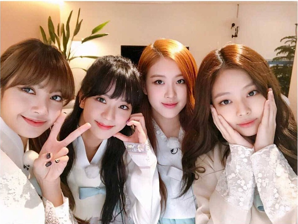 BlackPink mặc hanbok - trang phục truyền thống của Hàn Quốc - chúc mừng Tết Nguyên đán năm 2018. BlackPink mặc hanbok - trang phục truyền thống của Hàn Quốc - chúc mừng Tết Nguyên đán năm 2018.