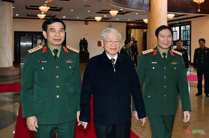 Tổng Bí thư Nguyễn Phú Trọng và Đại tướng Phan Văn Giang, Ủy viên Bộ Chính trị, Phó bí thư Quân ủy Trung ương, Bộ trưởng Bộ Quốc phòng; Thượng tướng Nguyễn Tân Cương, Ủy viên Trung ương Đảng, Ủy viên Thường vụ Quân ủy Trung ương, Tổng Tham mưu trưởng Quân đội nhân dân Việt Nam, Thứ trưởng Bộ Quốc phòng trước Hội nghị lần thứ năm, Quân ủy Trung ương nhiệm kỳ 2020-2025. Ảnh chụp ngày 19/12/2022. Ảnh: Tuấn Huy.