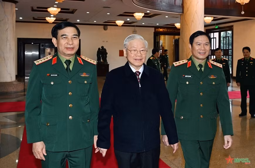 Tổng Bí thư Nguyễn Phú Trọng và Đại tướng Phan Văn Giang, Ủy viên Bộ Chính trị, Phó bí thư Quân ủy Trung ương, Bộ trưởng Bộ Quốc phòng; Thượng tướng Nguyễn Tân Cương, Ủy viên Trung ương Đảng, Ủy viên Thường vụ Quân ủy Trung ương, Tổng Tham mưu trưởng Quân đội nhân dân Việt Nam, Thứ trưởng Bộ Quốc phòng trước Hội nghị lần thứ năm, Quân ủy Trung ương nhiệm kỳ 2020-2025. Ảnh chụp ngày 19/12/2022. Ảnh: Tuấn Huy.
