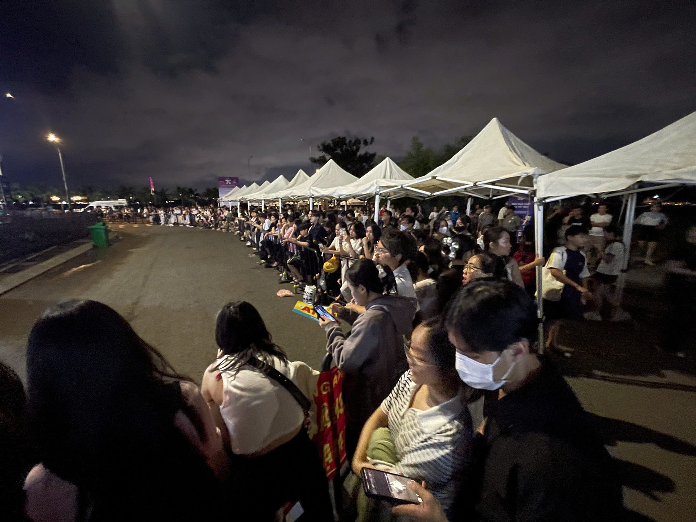 Đến gần 19h, dòng người bất tận đổ về khu đô thị Vạn Phúc vẫn không ngớt. Bãi ô tô và xe máy phía bên chứa lượng phương tiện khủng lên đến hàng nghìn chiếc. Mỗi xe máy có giá 10.000 đồng, ô tô 30.000 đồng. Ảnh: Phạm Nguyễn. Đến gần 19h, dòng người bất tận đổ về khu đô thị Vạn Phúc vẫn không ngớt. Bãi ô tô và xe máy phía bên chứa lượng phương tiện khủng lên đến hàng nghìn chiếc. Mỗi xe máy có giá 10.000 đồng, ô tô 30.000 đồng. Ảnh: Phạm Nguyễn.