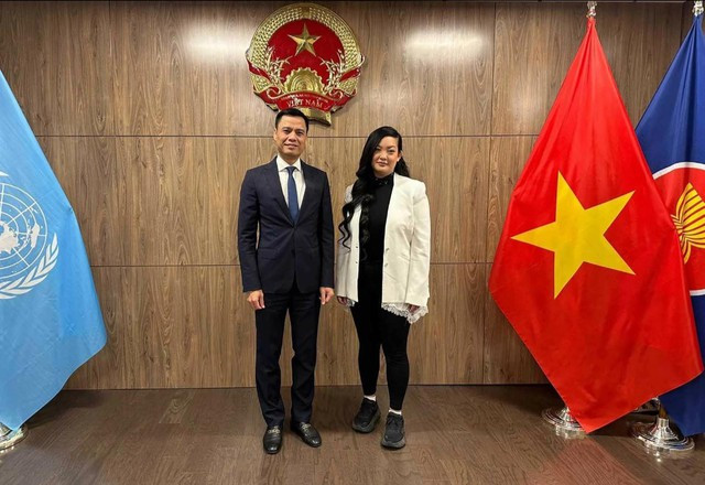 Đại sứ Đặng Hoàng Giang tiếp chị Amanda Nguyễn. Ảnh: Phái đoàn