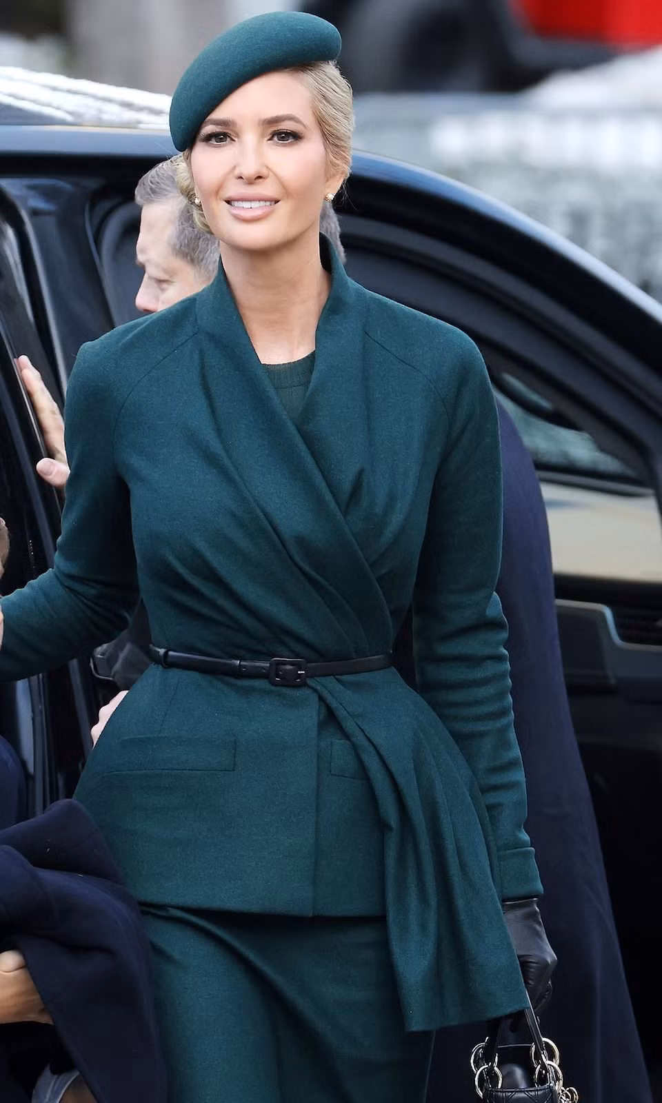 Ivanka Trump (43 tuổi) xuất hiện trong bộ suit chân váy màu xanh rêu từ Dior, kết hợp chiếc mũ beret ton-sur-ton trong ngày trọng đại. Con gái lớn của ông Trump chọn đôi găng tay đen và chiếc túi Lady Dior đặc trưng, tạo nên phong cách thanh lịch và đẳng cấp.