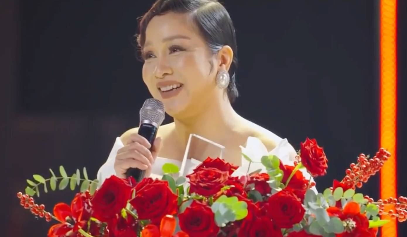 Mỹ Linh nhận giải thưởng phụ.