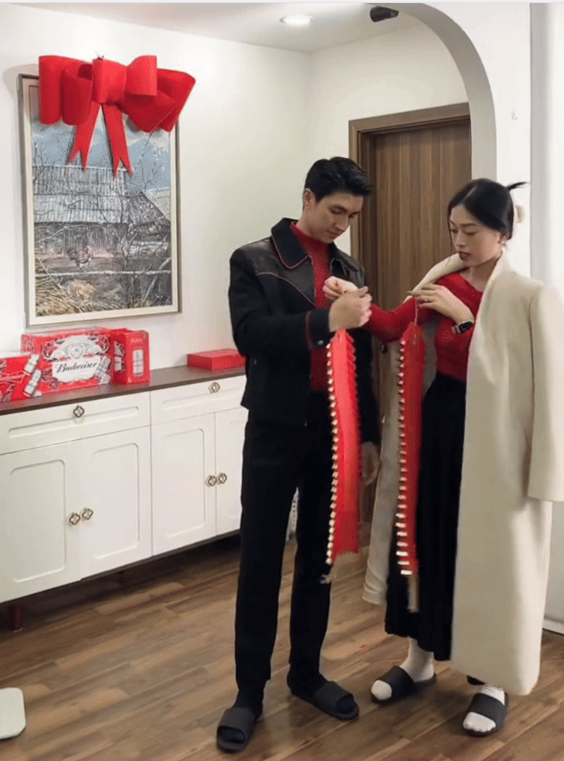 Vợ chồng Bình An - Phương Nga mua nhiều phụ kiện, chậu hoa trang trí nhà cửa đón năm mới. Gam màu đỏ chủ đạo, tạo cảm giác tươi mới, ấm cúng.