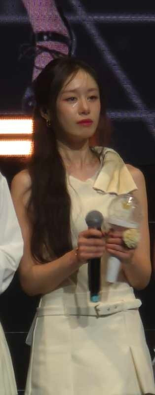 Jiyeon rơi nước mắt trong lễ kỷ niệm 15 năm T-ara ra mắt. Cô vừa thông báo kết thúc cuộc hôn nhân kéo dài 2 năm với cầu thủ bóng chày Hwang Jae Gyun.