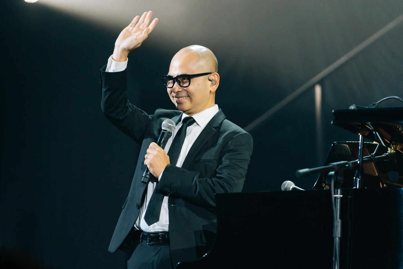 Nhạc sĩ Đức Trí từng "ủ" nhạc 20 năm, trước đó chỉ nhờ Bằng Kiều thu demo. Nhạc sĩ Đức Trí từng "ủ" nhạc 20 năm, trước đó chỉ nhờ Bằng Kiều thu demo.