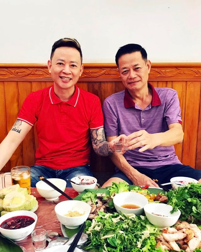 Không xuất hiện trước công chúng đã lâu, Xuân Tùng hiện tại đã khác nhiều trong ký ức và tưởng tưởng của khán giả. Diễn viên chia sẻ: “Cuộc sống mà, ai cũng thay đổi, có thể họ ngạc nhiên vì lâu không thấy tôi. Ngày xưa làm nghề tôi mong được gầy, trước kia tôi hơn 80 kg, giờ tôi 71 kg. Tôi không ăn kiêng và thể trạng hoàn toàn ổn”. Không xuất hiện trước công chúng đã lâu, Xuân Tùng hiện tại đã khác nhiều trong ký ức và tưởng tưởng của khán giả. Diễn viên chia sẻ: “Cuộc sống mà, ai cũng thay đổi, có thể họ ngạc nhiên vì lâu không thấy tôi. Ngày xưa làm nghề tôi mong được gầy, trước kia tôi hơn 80 kg, giờ tôi 71 kg. Tôi không ăn kiêng và thể trạng hoàn toàn ổn”.