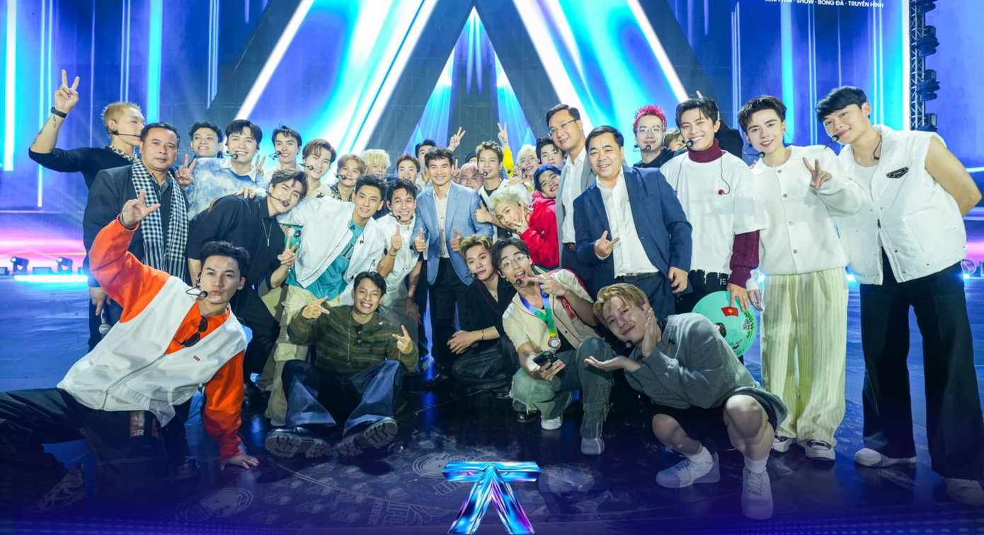 Tối 6/12, tại buổi tổng duyệt, NSND Xuân Bắc - Cục Trưởng Cục Nghệ Thuật Biểu Diễn và ông Trần Hướng Dương, ông Hà Mạnh Thắng - Phó Cục Trưởng Cục Nghệ Thuật Biểu Diễn - Bộ Văn hóa, Thể thao và Du lịch đến thăm, tặng hoa và gửi lời chúc concert Anh trai say hi ở Hà Nội. Ảnh: BTC.