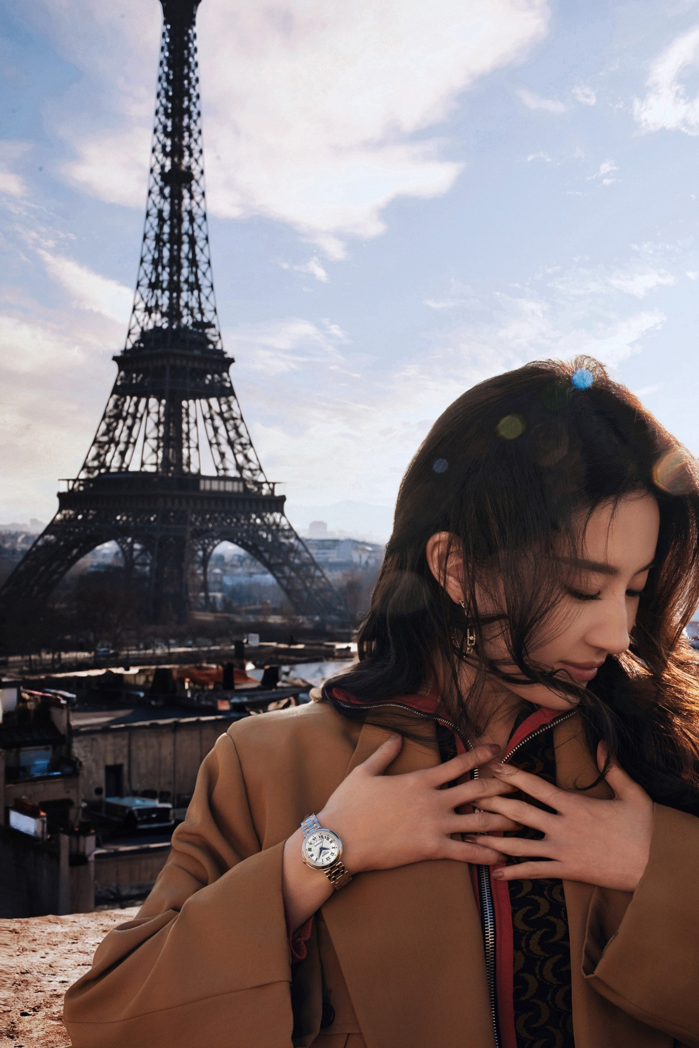 Lưu Diệc Phi được mệnh danh là “thần tiên tỷ tỷ” trong showbiz Hoa ngữ nhờ khí chất, phong cách. Hơn 20 năm bước chân vào giới giải trí, nữ diễn viên vẫn duy trì độ nổi tiếng. Người đẹp là đại sứ thương hiệu của nhiều nhãn hàng cao cấp quốc tế như Louis Vuitton, Tissot, Bvlgari, Shiseido, thường xuyên lên bìa tạp chí danh tiếng như Vogue, Elle...