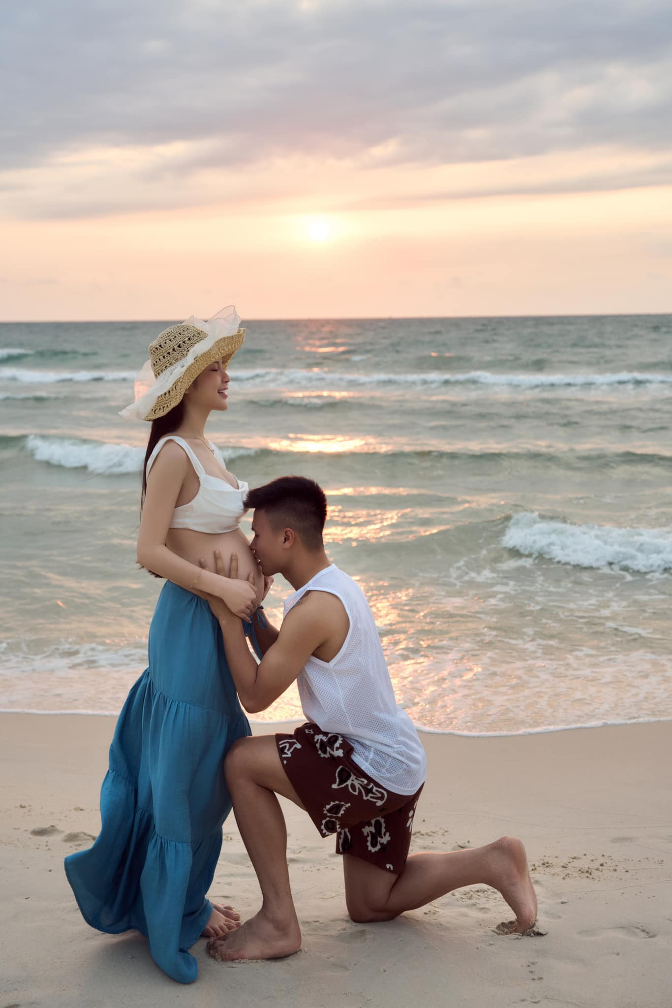 Cầu thủ câu lạc bộ CAHN hôn bụng bầu vợ.