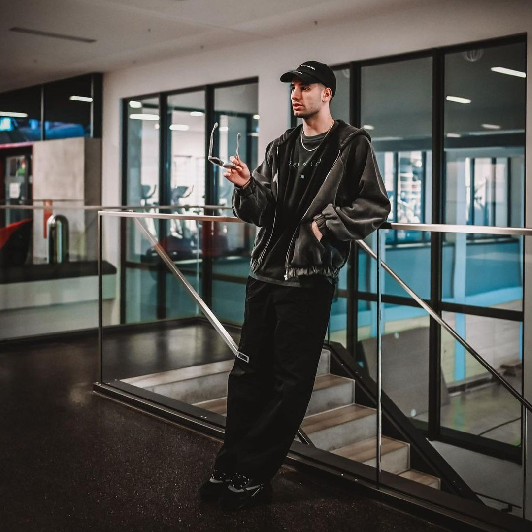 Với chiều cao 1,86 m, thân hình cân đối, Szoboszlai dễ dàng chinh phục được nhiều phong cách.