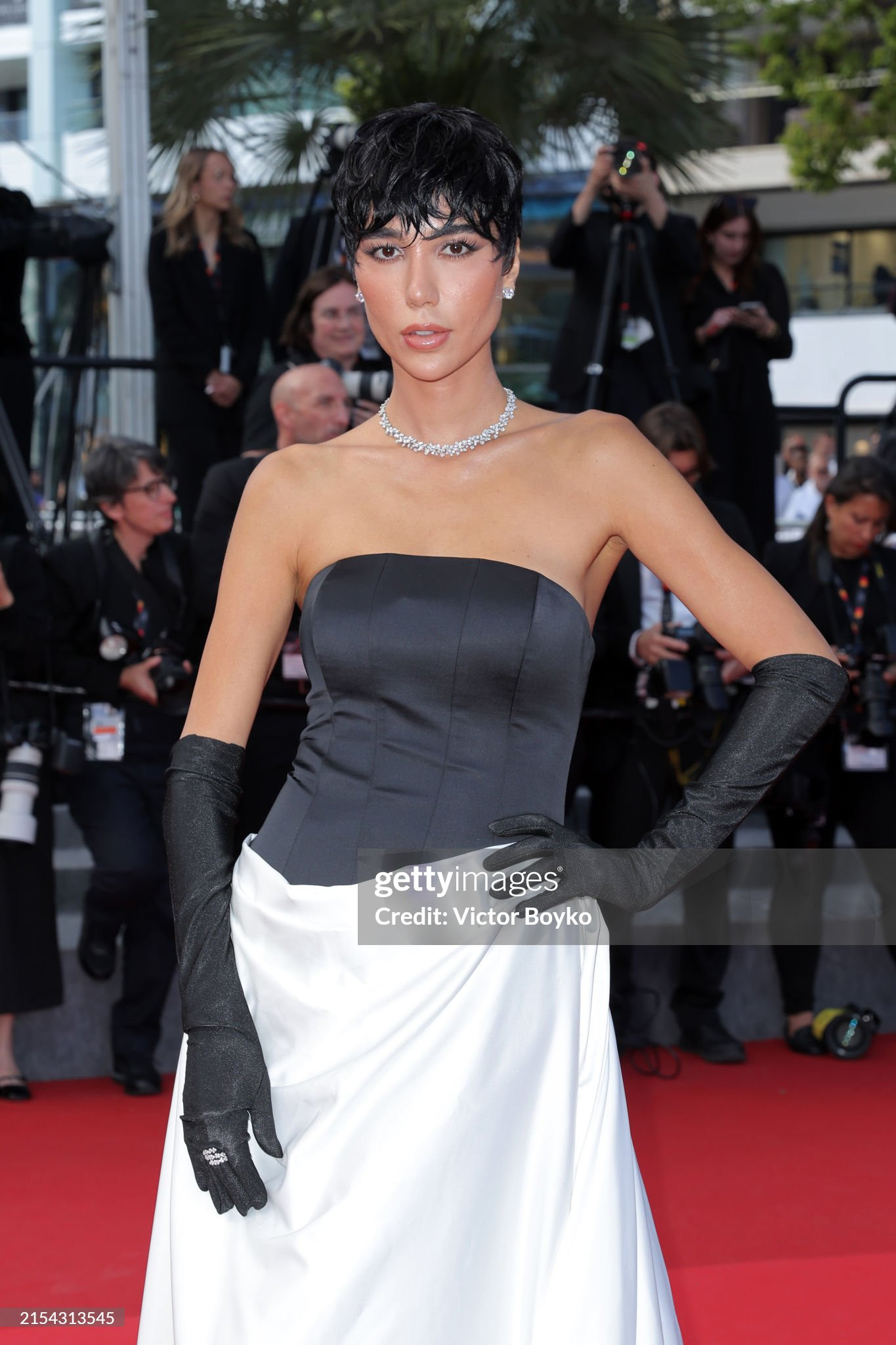 Tạo hình trang nhã của Nadine Abdel Aziz. Thảm đỏ LHP Cannes ngày 10 ưa chuộng gam màu đen, trắng. Tạo hình trang nhã của Nadine Abdel Aziz. Thảm đỏ LHP Cannes ngày 10 ưa chuộng gam màu đen, trắng.