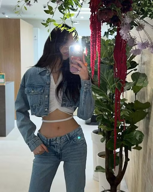 Đây không phải là lần đầu Yuna gây sốt bởi vòng eo con kiến. Cô thường được khen ngợi vì có thân hình đồng hồ cát như nhân vật truyện tranh.